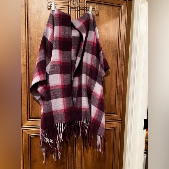 New with Tag Serra Women’s Plaid Fringe Poncho - Picture 1 of 5